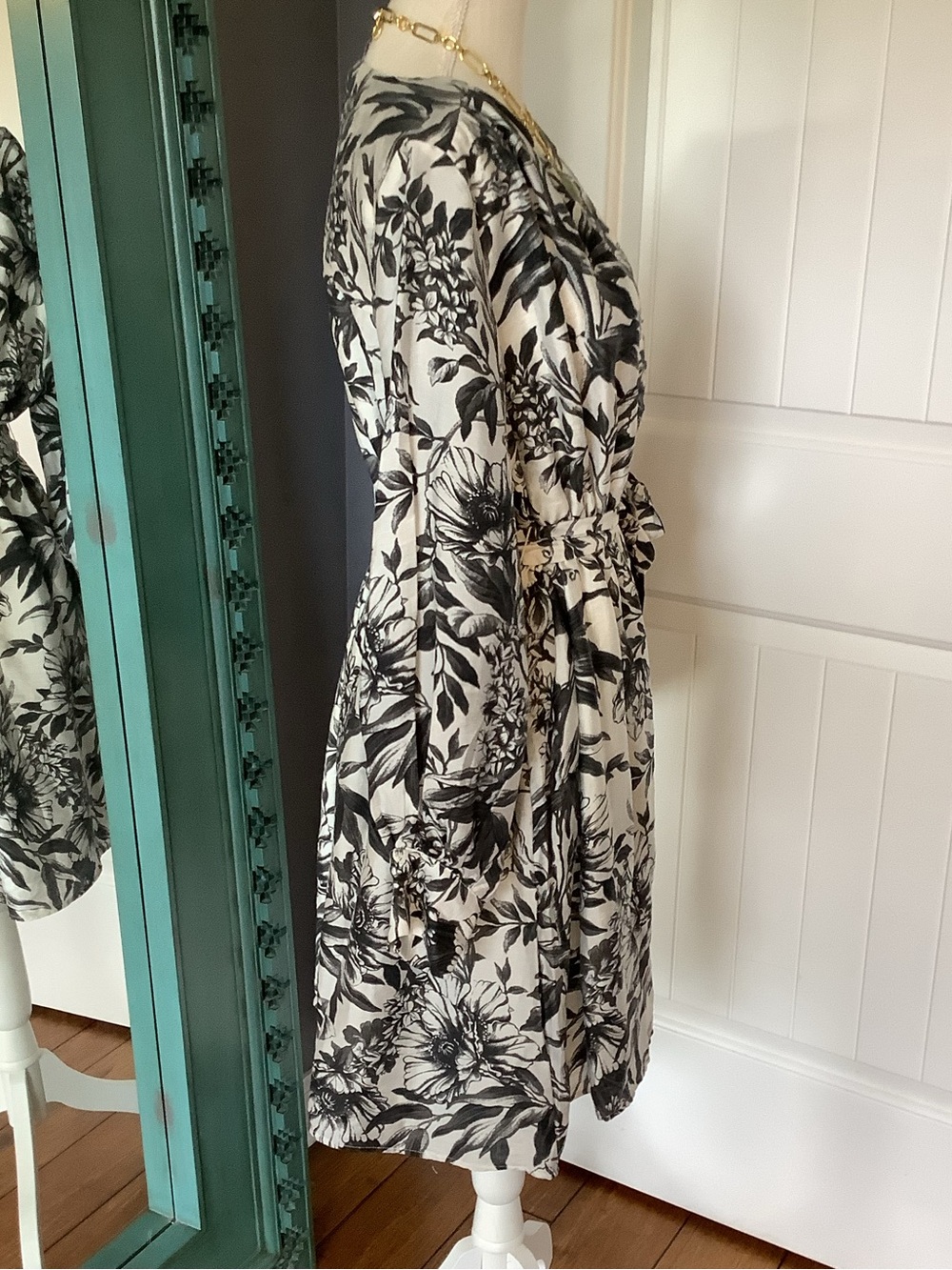 H&M Black and White‎ Floral Dress with V-Neck- Size Large - Picture 3 of 8